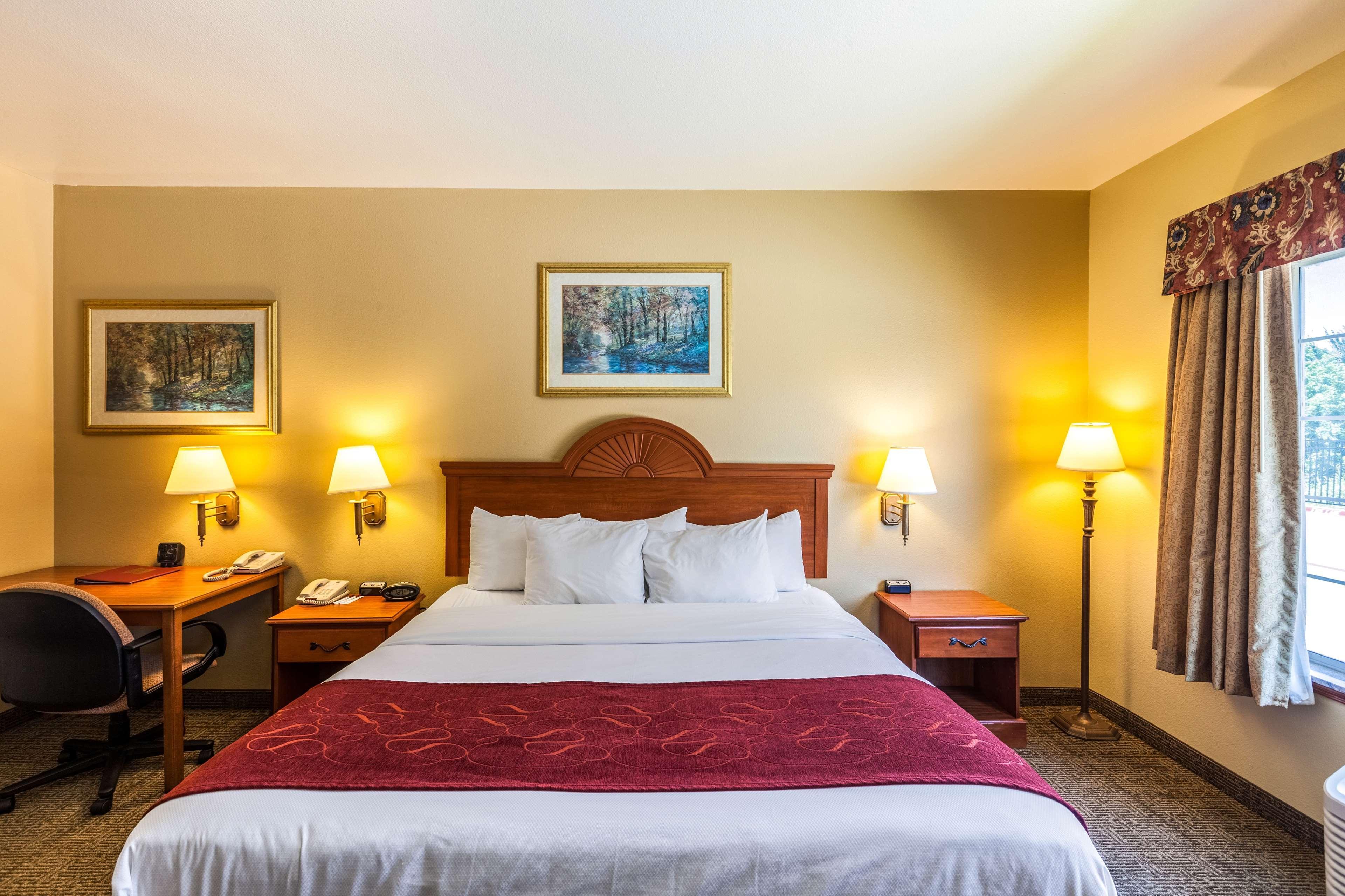 Surestay Plus Hotel By Best Western Мескит Екстериор снимка