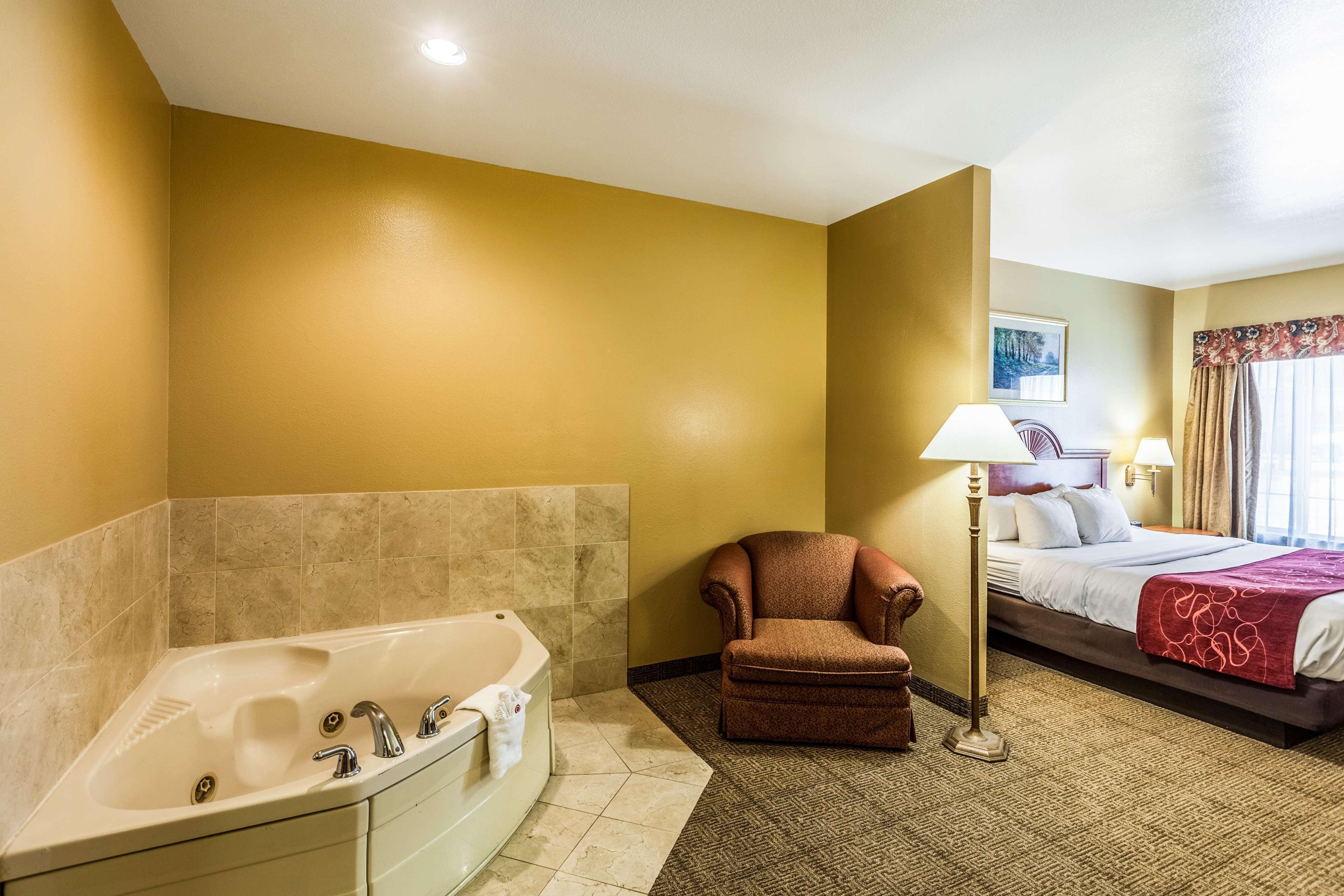 Surestay Plus Hotel By Best Western Мескит Екстериор снимка