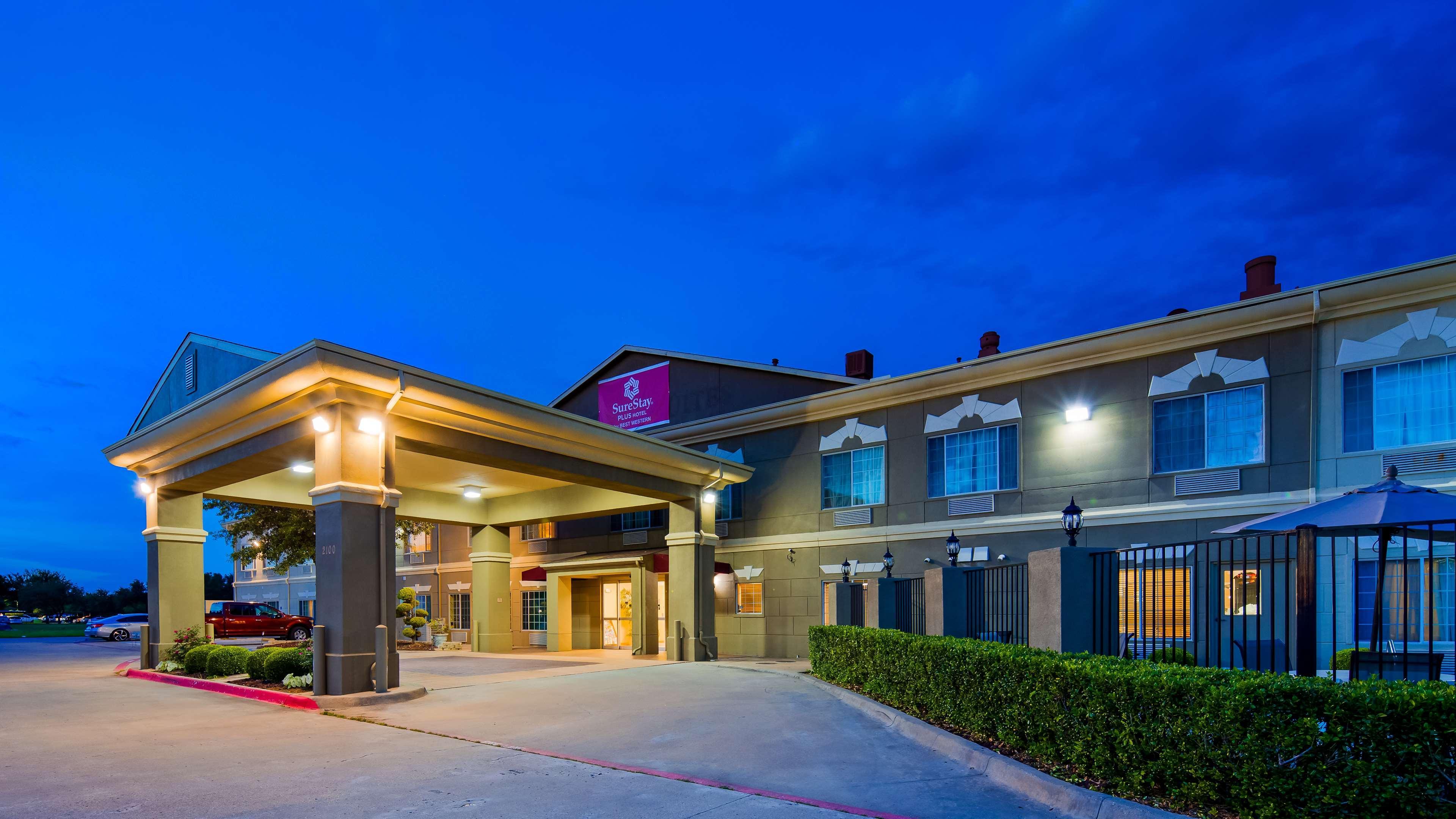 Surestay Plus Hotel By Best Western Мескит Екстериор снимка