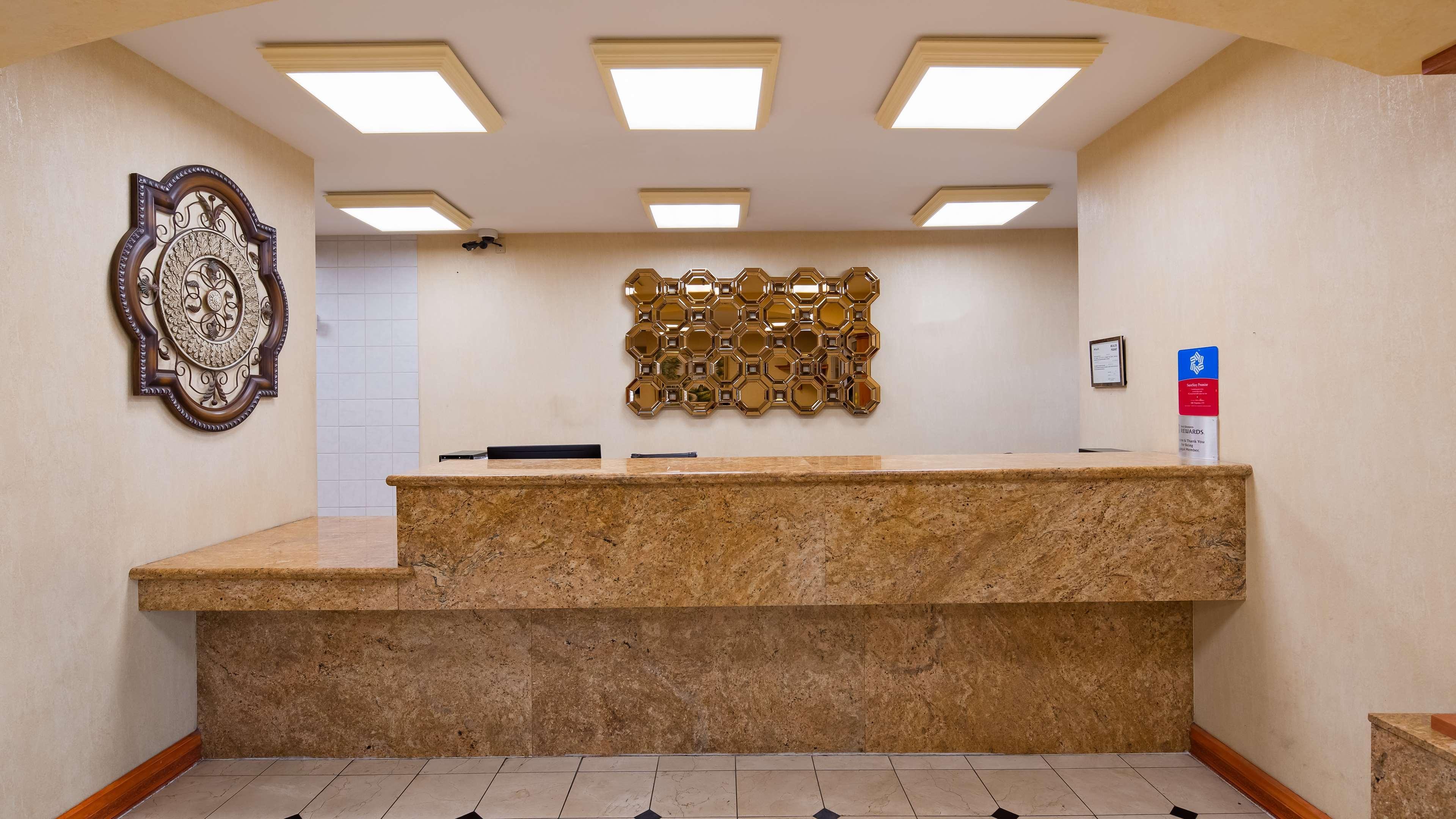 Surestay Plus Hotel By Best Western Мескит Екстериор снимка